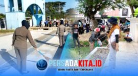 Ratusan aparatur sipil dari berbagai OPD bahu-membahu membersihkan kawasan Eks STQ Unaaha, Mesjid Babussalam, dan Taman Hutan Kota. DLH Konawe mengerahkan seluruh kekuatan untuk menciptakan lingkungan yang bersih, hijau, dan representatif bagi tamu MTQ XXXI Sultra. Aksi kolaborasi ini menjadi bukti kesiapan Konawe menjadi tuan rumah yang berkelas!