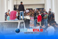 Ratusan massa yang tergabung dalam Gerakan Masyarakat Pengawal Pembangunan Rakyat (GEMPAR) memadati halaman Kantor Bupati Konawe saat menyuarakan tuntutan solusi legalisasi tambang pasir rakyat, Rabu (17/6/2026).