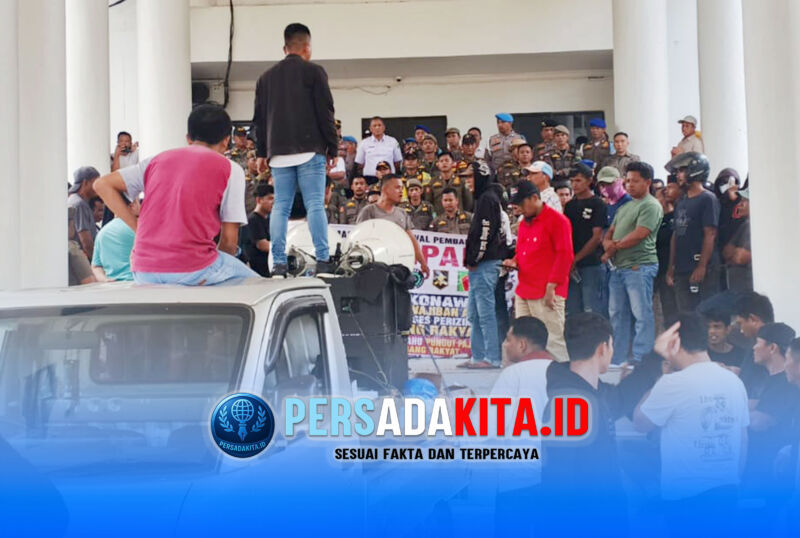 Ratusan massa yang tergabung dalam Gerakan Masyarakat Pengawal Pembangunan Rakyat (GEMPAR) memadati halaman Kantor Bupati Konawe saat menyuarakan tuntutan solusi legalisasi tambang pasir rakyat, Rabu (17/6/2026).