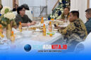 Suasana hangat Gala Dinner di Rumah Jabatan Bupati Konawe bersama jajaran Ditjen Pemdes Kemendagri. Bupati Konawe H. Yusran Akbar bersama Sekretaris Ditjen Pemdes Murtono dan jajaran direktur dalam acara santap malam penuh keakraban.
