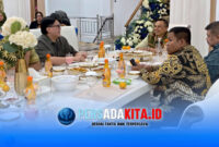 Suasana hangat Gala Dinner di Rumah Jabatan Bupati Konawe bersama jajaran Ditjen Pemdes Kemendagri. Bupati Konawe H. Yusran Akbar bersama Sekretaris Ditjen Pemdes Murtono dan jajaran direktur dalam acara santap malam penuh keakraban.