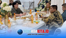 Suasana hangat Gala Dinner di Rumah Jabatan Bupati Konawe bersama jajaran Ditjen Pemdes Kemendagri. Bupati Konawe H. Yusran Akbar bersama Sekretaris Ditjen Pemdes Murtono dan jajaran direktur dalam acara santap malam penuh keakraban.