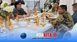 Suasana hangat Gala Dinner di Rumah Jabatan Bupati Konawe bersama jajaran Ditjen Pemdes Kemendagri. Bupati Konawe H. Yusran Akbar bersama Sekretaris Ditjen Pemdes Murtono dan jajaran direktur dalam acara santap malam penuh keakraban.
