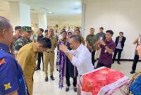 Kedatangan Wakil Menteri Dalam Negeri (Wamendagri) Republik Indonesia, Drs Akhmad Wiyagus, S.I.K., M.Si., M.M., disambut dengan penuh kehormatan oleh Bupati Konawe, H. Yusran Akbar, S.T., beserta jajaran Forum Koordinasi Pimpinan Daerah (Forkopimda) Konawe.