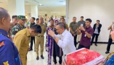 Kedatangan Wakil Menteri Dalam Negeri (Wamendagri) Republik Indonesia, Drs Akhmad Wiyagus, S.I.K., M.Si., M.M., disambut dengan penuh kehormatan oleh Bupati Konawe, H. Yusran Akbar, S.T., beserta jajaran Forum Koordinasi Pimpinan Daerah (Forkopimda) Konawe.