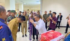 Wamendagri RI Tiba di Sultra, Disambut Pengalungan Tenun Adat Tolaki Oleh Bupati Konawe Yusran Akbar