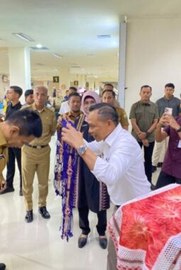 Wamendagri RI Tiba di Sultra, Disambut Pengalungan Tenun Adat Tolaki Oleh Bupati Konawe Yusran Akbar
