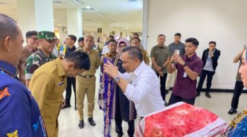 Kedatangan Wakil Menteri Dalam Negeri (Wamendagri) Republik Indonesia, Drs Akhmad Wiyagus, S.I.K., M.Si., M.M., disambut dengan penuh kehormatan oleh Bupati Konawe, H. Yusran Akbar, S.T., beserta jajaran Forum Koordinasi Pimpinan Daerah (Forkopimda) Konawe.