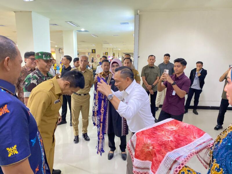 Kedatangan Wakil Menteri Dalam Negeri (Wamendagri) Republik Indonesia, Drs Akhmad Wiyagus, S.I.K., M.Si., M.M., disambut dengan penuh kehormatan oleh Bupati Konawe, H. Yusran Akbar, S.T., beserta jajaran Forum Koordinasi Pimpinan Daerah (Forkopimda) Konawe.