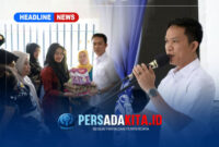 Bupati Konawe Utara, H. Ikbar, SH., MH., didampingi Ketua TP PKK, Hj. Wisra Wartawati Ikbar, menyerahkan secara simbolis paket intervensi gizi kepada salah satu perwakilan ibu hamil di Balai Desa Tondowatu, Kecamatan Motui, Kamis (18/6/2026).