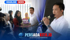 Bupati Konawe Utara, H. Ikbar, SH., MH., didampingi Ketua TP PKK, Hj. Wisra Wartawati Ikbar, menyerahkan secara simbolis paket intervensi gizi kepada salah satu perwakilan ibu hamil di Balai Desa Tondowatu, Kecamatan Motui, Kamis (18/6/2026).