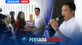 Bupati Konawe Utara, H. Ikbar, SH., MH., didampingi Ketua TP PKK, Hj. Wisra Wartawati Ikbar, menyerahkan secara simbolis paket intervensi gizi kepada salah satu perwakilan ibu hamil di Balai Desa Tondowatu, Kecamatan Motui, Kamis (18/6/2026).