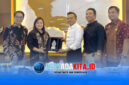 Bupati Konawe H. Yusran Akbar, S.T. (tengah) berfoto bersama jajaran SKK Migas Kalsul dan PHE Sulawesi Melati usai pertemuan koordinasi kegiatan usaha hulu migas di ruang kerjanya.