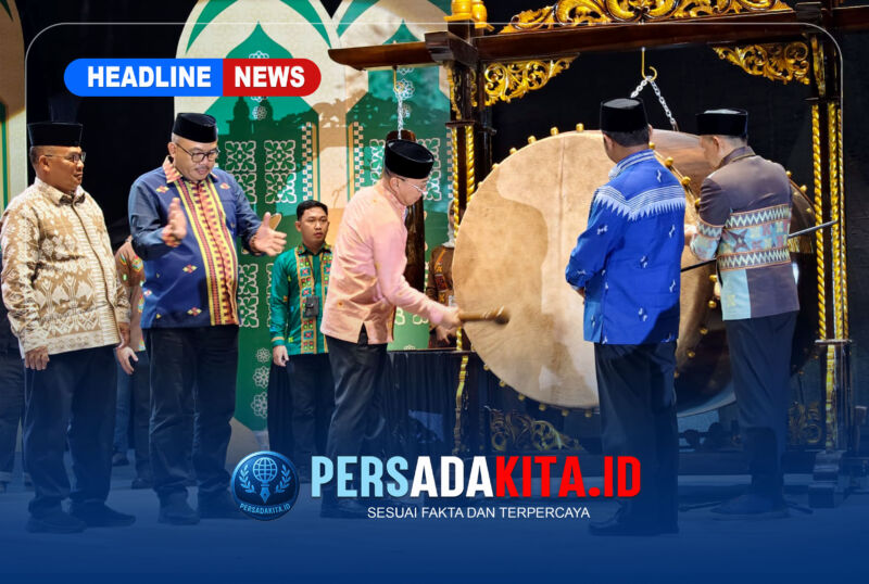 Suasana puncak kemeriahan di ex-STQ Unaaha, Konawe. Gubernur Sulawesi Tenggara, Andi Sumangerukka bersama Bupati Konawe H Yusran Akbar ST, terlihat khusyuk memukul beduk sebagai tanda resmi berakhirnya MTQ ke-XXXI, Minggu (28/6/2026). 