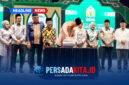 Gubernur Sulawesi Tenggara Mayjen TNI (Purn) Andi Sumangerukka, S.E., M.M., didampingi perwakilan Travel Safaroh, H Muharram Papua, SE mengambil undian pertama hadiah umrah bagi juara MTQ XXXI Sultra 2026 di panggung utama Unaaha, Konawe, Minggu (28/6/2026). 