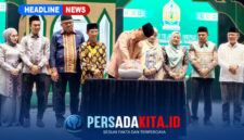  Gubernur Sulawesi Tenggara Mayjen TNI (Purn) Andi Sumangerukka, S.E., M.M., didampingi perwakilan Travel Safaroh, H Muharram Papua, SE mengambil undian pertama hadiah umrah bagi juara MTQ XXXI Sultra 2026 di panggung utama Unaaha, Konawe, Minggu (28/6/2026). 