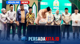  Gubernur Sulawesi Tenggara Mayjen TNI (Purn) Andi Sumangerukka, S.E., M.M., didampingi perwakilan Travel Safaroh, H Muharram Papua, SE mengambil undian pertama hadiah umrah bagi juara MTQ XXXI Sultra 2026 di panggung utama Unaaha, Konawe, Minggu (28/6/2026). 