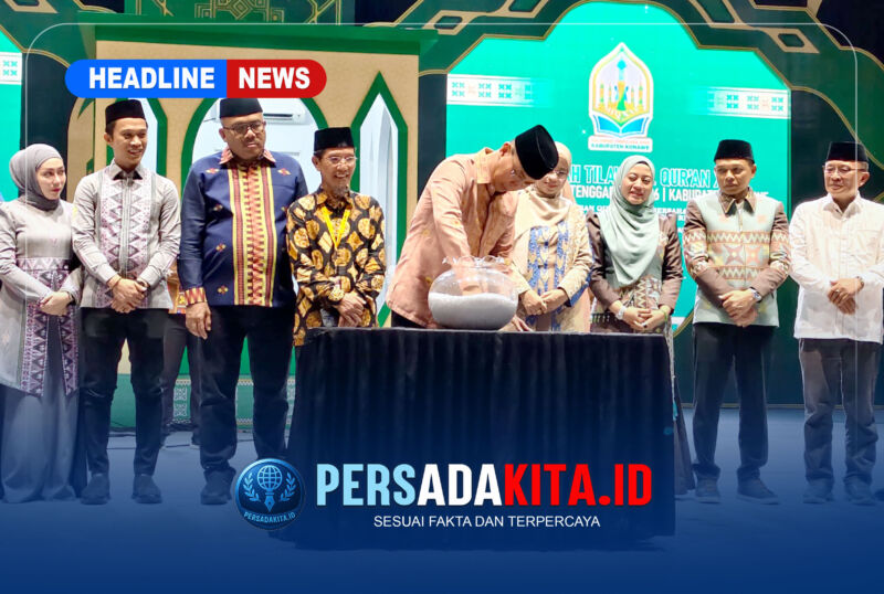  Gubernur Sulawesi Tenggara Mayjen TNI (Purn) Andi Sumangerukka, S.E., M.M., didampingi perwakilan Travel Safaroh, H Muharram Papua, SE mengambil undian pertama hadiah umrah bagi juara MTQ XXXI Sultra 2026 di panggung utama Unaaha, Konawe, Minggu (28/6/2026). 