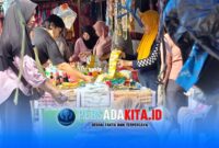 Suasana Pasar Tutuwi Motaha di Kelurahan Asinua, Kecamatan Unaaha, Kabupaten Konawe, terlihat ramai dikunjungi warga pada Rabu (17/6/2026). Pasar ini menjadi pusat transaksi bahan pokok strategis di wilayah Konawe.