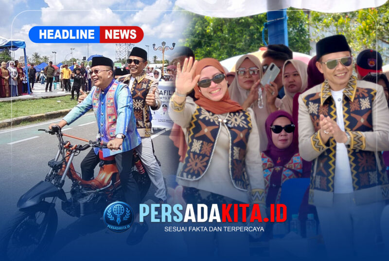 Bupati Konawe, H Yusran Akbar ST didampingi Ketua Penggerak PKK, Hj Hania SPd MPd Gr saat menyambut rombongan kafilah pawai ta'aruf sebagai rangkaian acara kegiatan MTQ ke XXXI Sulawesi Tenggara 2026 di Kabupaten Konawe. Tampak juga Wakil Bupati Konawe H Syamsul Ibrahim berboncengan Bupati Konawe H Yusran Akbar ST menggunakan motor hias, Selasa (23/6/2026)