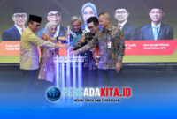 Menteri PANRB Rini Widyantini (kedua dari kiri) didampingi Ketua KPK Setyo Budiyanto saat menekan tombol secara simbolis sebagai tanda dimulainya Peluncuran Nasional Program E-Learning ASN Berintegritas di Kantor Lembaga Administrasi Negara (LAN), Jakarta, Rabu (17/6/2026).