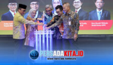 Menteri PANRB Rini Widyantini (kedua dari kiri) didampingi Ketua KPK Setyo Budiyanto saat menekan tombol secara simbolis sebagai tanda dimulainya Peluncuran Nasional Program E-Learning ASN Berintegritas di Kantor Lembaga Administrasi Negara (LAN), Jakarta, Rabu (17/6/2026).