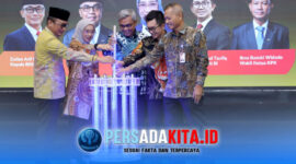 Menteri PANRB Rini Widyantini (kedua dari kiri) didampingi Ketua KPK Setyo Budiyanto saat menekan tombol secara simbolis sebagai tanda dimulainya Peluncuran Nasional Program E-Learning ASN Berintegritas di Kantor Lembaga Administrasi Negara (LAN), Jakarta, Rabu (17/6/2026).