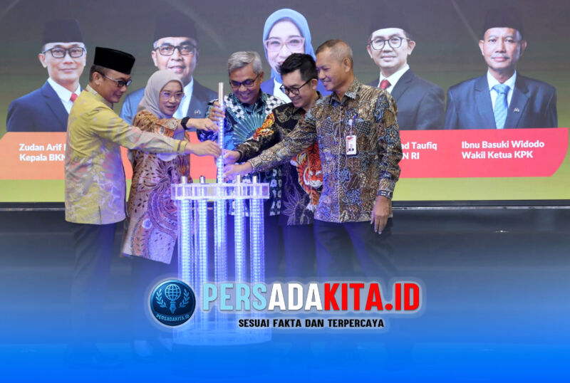 Menteri PANRB Rini Widyantini (kedua dari kiri) didampingi Ketua KPK Setyo Budiyanto saat menekan tombol secara simbolis sebagai tanda dimulainya Peluncuran Nasional Program E-Learning ASN Berintegritas di Kantor Lembaga Administrasi Negara (LAN), Jakarta, Rabu (17/6/2026).