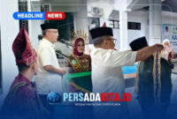 Pengalungan Tenun Adat: Wakil Bupati Konawe, H. Syamsul Ibrahim, SE., M.Si, menyambut hangat kedatangan rombongan kafilah Kabupaten Buton di Rumah Jabatan Wakil Bupati Konawe, Kompleks Rumah Jabatan Pemda Konawe, Minggu (21/6/2026). Tampak suasana kekeluargaan dan kehangatan dalam penyambutan kontingen MTQ ke-XXXI Provinsi Sulawesi Tenggara tahun 2026.