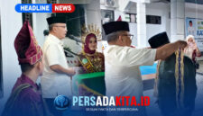 Pengalungan Tenun Adat: Wakil Bupati Konawe, H. Syamsul Ibrahim, SE., M.Si, menyambut hangat kedatangan rombongan kafilah Kabupaten Buton di Rumah Jabatan Wakil Bupati Konawe, Kompleks Rumah Jabatan Pemda Konawe, Minggu (21/6/2026). Tampak suasana kekeluargaan dan kehangatan dalam penyambutan kontingen MTQ ke-XXXI Provinsi Sulawesi Tenggara tahun 2026.