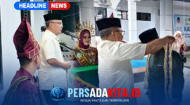 Pengalungan Tenun Adat: Wakil Bupati Konawe, H. Syamsul Ibrahim, SE., M.Si, menyambut hangat kedatangan rombongan kafilah Kabupaten Buton di Rumah Jabatan Wakil Bupati Konawe, Kompleks Rumah Jabatan Pemda Konawe, Minggu (21/6/2026). Tampak suasana kekeluargaan dan kehangatan dalam penyambutan kontingen MTQ ke-XXXI Provinsi Sulawesi Tenggara tahun 2026.