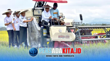 Wakil Menteri Dalam Negeri RI Akhmad Wiyagus (tengah) mengendarai combine harvester Cambain didampingi Bupati Konawe H Yusran Akbar ST (kiri) dan Wakil Bupati Konawe H Syamsul Ibrahim SE MSi  saat memimpin langsung prosesi panen raya di Kelurahan Mekar Sari, Kecamatan Tongauna, Kabupaten Konawe, Rabu (10/6/2026).