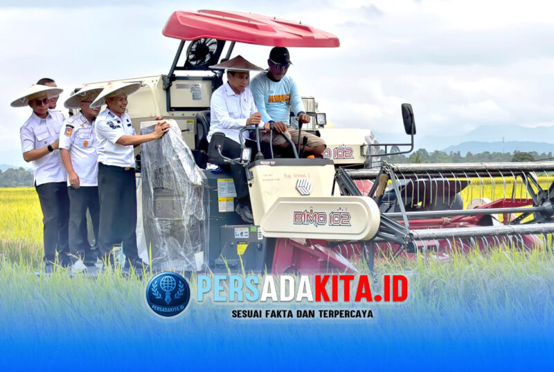 Wakil Menteri Dalam Negeri RI Akhmad Wiyagus (tengah) mengendarai combine harvester Cambain didampingi Bupati Konawe H Yusran Akbar ST (kiri) dan Wakil Bupati Konawe H Syamsul Ibrahim SE MSi  saat memimpin langsung prosesi panen raya di Kelurahan Mekar Sari, Kecamatan Tongauna, Kabupaten Konawe, Rabu (10/6/2026).