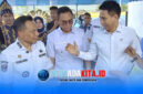 Wakil Menteri Dalam Negeri Akhmad Wiyagus (kanan) bersama Bupati Konawe Yusran Akbar (kiri) saat berbincang usai pelaksanaan panen raya di Kelurahan Mekar Sari, Kecamatan Tongauna, Kabupaten Konawe, Rabu (10/6/2026). 