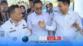 Wakil Menteri Dalam Negeri Akhmad Wiyagus (kanan) bersama Bupati Konawe Yusran Akbar (kiri) saat berbincang usai pelaksanaan panen raya di Kelurahan Mekar Sari, Kecamatan Tongauna, Kabupaten Konawe, Rabu (10/6/2026). 