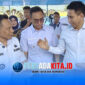 Wakil Menteri Dalam Negeri Akhmad Wiyagus (kanan) bersama Bupati Konawe Yusran Akbar (kiri) saat berbincang usai pelaksanaan panen raya di Kelurahan Mekar Sari, Kecamatan Tongauna, Kabupaten Konawe, Rabu (10/6/2026). 