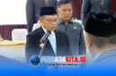 Bupati Konawe H. Yusran Akbar, S.T. (kiri) melantik pejabat eselon II dengan mengambil sumpah jabatan di Aula BKPSDM Konawe, Jumat (12/6/2026). 