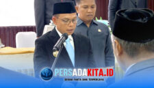 Bupati Konawe H. Yusran Akbar, S.T. (kiri) melantik pejabat eselon II dengan mengambil sumpah jabatan di Aula BKPSDM Konawe, Jumat (12/6/2026). 