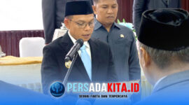 Bupati Konawe H. Yusran Akbar, S.T. (kiri) melantik pejabat eselon II dengan mengambil sumpah jabatan di Aula BKPSDM Konawe, Jumat (12/6/2026). 