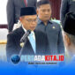 Bupati Konawe H. Yusran Akbar, S.T. (kiri) melantik pejabat eselon II dengan mengambil sumpah jabatan di Aula BKPSDM Konawe, Jumat (12/6/2026). 