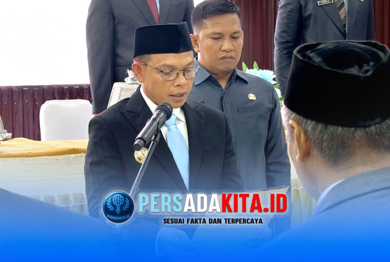 Bupati Konawe H. Yusran Akbar, S.T. (kiri) melantik pejabat eselon II dengan mengambil sumpah jabatan di Aula BKPSDM Konawe, Jumat (12/6/2026). 