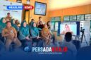 Lurah Anggaberi, Adnan, S.Sos (kiri), didampingi para ketua RT/RW, perwakilan Tim Penggerak PKK, dan tokoh masyarakat, dengan penuh haru saat diumumkan Juara I Lomba Kelurahan Tingkat Provinsi Sulawesi Tenggara Tahun 2026.
