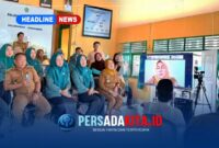 Lurah Anggaberi, Adnan, S.Sos (kiri), didampingi para ketua RT/RW, perwakilan Tim Penggerak PKK, dan tokoh masyarakat, dengan penuh haru saat diumumkan Juara I Lomba Kelurahan Tingkat Provinsi Sulawesi Tenggara Tahun 2026.