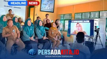 Lurah Anggaberi, Adnan, S.Sos (kiri), didampingi para ketua RT/RW, perwakilan Tim Penggerak PKK, dan tokoh masyarakat, dengan penuh haru saat diumumkan Juara I Lomba Kelurahan Tingkat Provinsi Sulawesi Tenggara Tahun 2026.