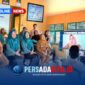 Lurah Anggaberi, Adnan, S.Sos (kiri), didampingi para ketua RT/RW, perwakilan Tim Penggerak PKK, dan tokoh masyarakat, dengan penuh haru saat diumumkan Juara I Lomba Kelurahan Tingkat Provinsi Sulawesi Tenggara Tahun 2026.