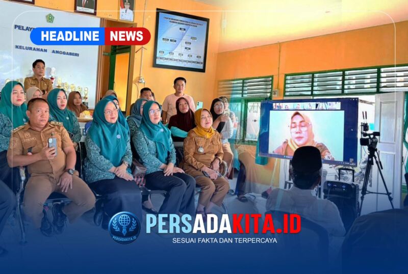 Lurah Anggaberi, Adnan, S.Sos (kiri), didampingi para ketua RT/RW, perwakilan Tim Penggerak PKK, dan tokoh masyarakat, dengan penuh haru saat diumumkan Juara I Lomba Kelurahan Tingkat Provinsi Sulawesi Tenggara Tahun 2026.