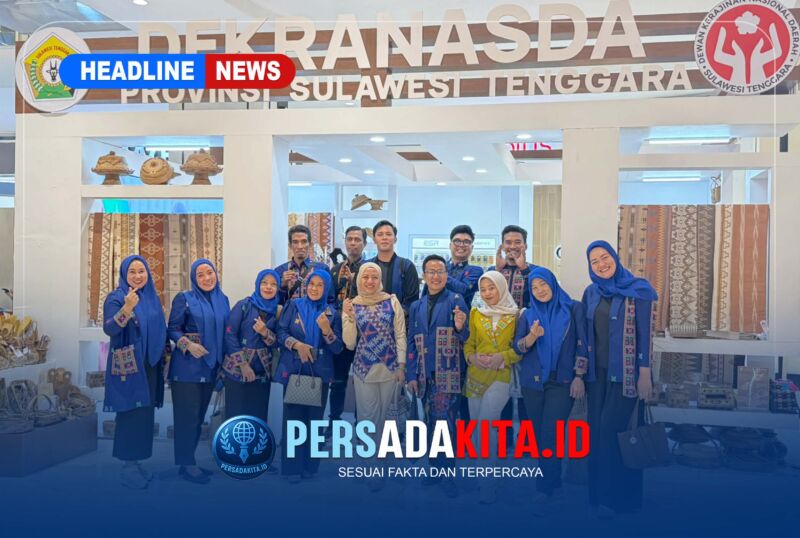 Suasana stan Dekranasda Sulawesi Tenggara yang menampilkan beragam produk unggulan dari 17 kabupaten/kota, termasuk tenun motif 