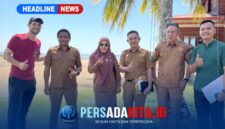 Plt. Kepala Dinas Pariwisata dan Ekonomi Kreatif Kabupaten Konawe, Mudarman, S.Sos., M.Si. (kelima dari kiri), didampingi jajaran rombongan, melakukan peninjauan fasilitas di kawasan wisata Kecamatan Lalonggasumeeto, Senin (6/7/2026) kemarin.