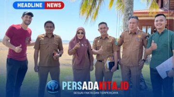 Plt. Kepala Dinas Pariwisata dan Ekonomi Kreatif Kabupaten Konawe, Mudarman, S.Sos., M.Si. (kelima dari kiri), didampingi jajaran rombongan, melakukan peninjauan fasilitas di kawasan wisata Kecamatan Lalonggasumeeto, Senin (6/7/2026) kemarin. 