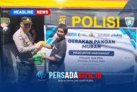 Kasat Binmas Polres Konawe, IPTU Andi Aco Baso saat melayani warga dalam Gerakan Pangan Murah di Kelurahan Puosu, Kecamatan Tongauna, Selasa (7/7/2026).)